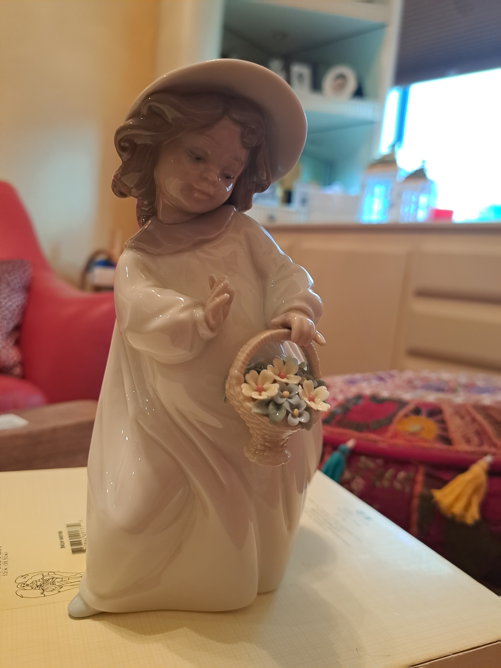 Vintage LLADRO "HAPPINESS" GIRL WITH FLOWER BASKET FIGURINE